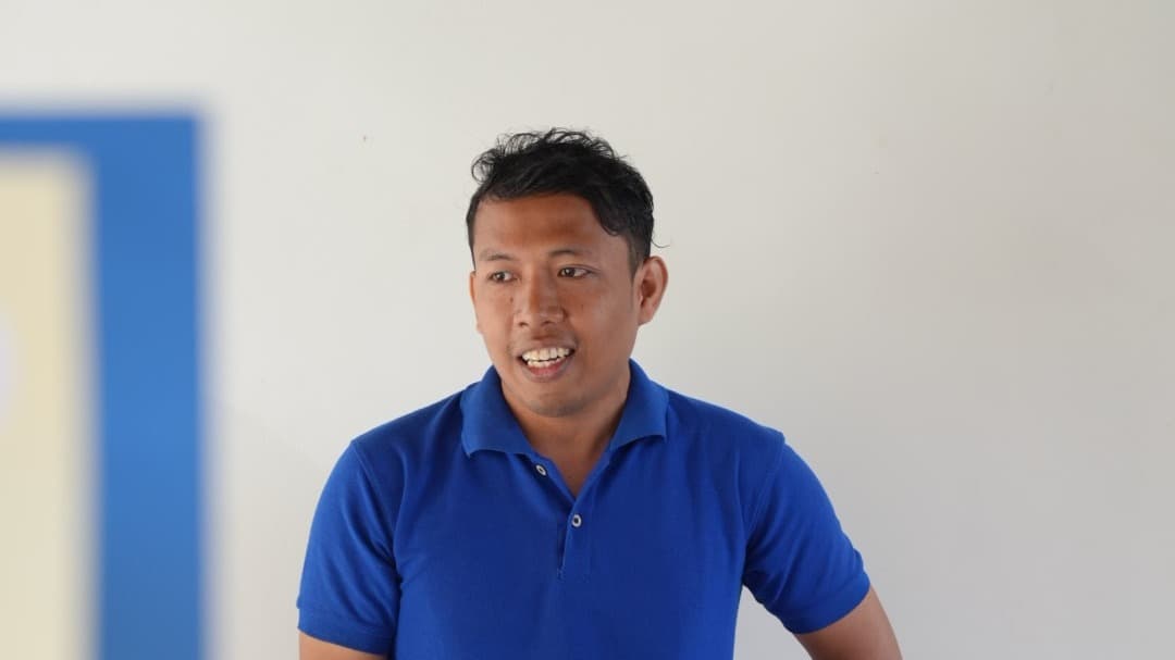 A Selong Bay School teacher in the classroom